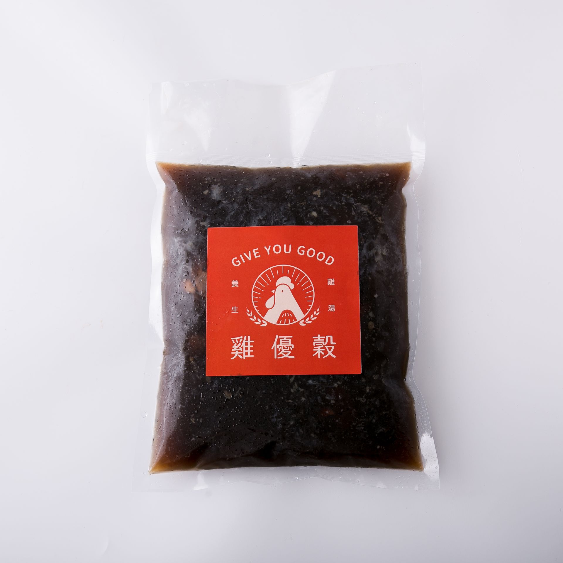 俯視圖,白色鍋中盛有煮熟的肉塊,浸泡在深色肉湯中,鍋放在白色表面上