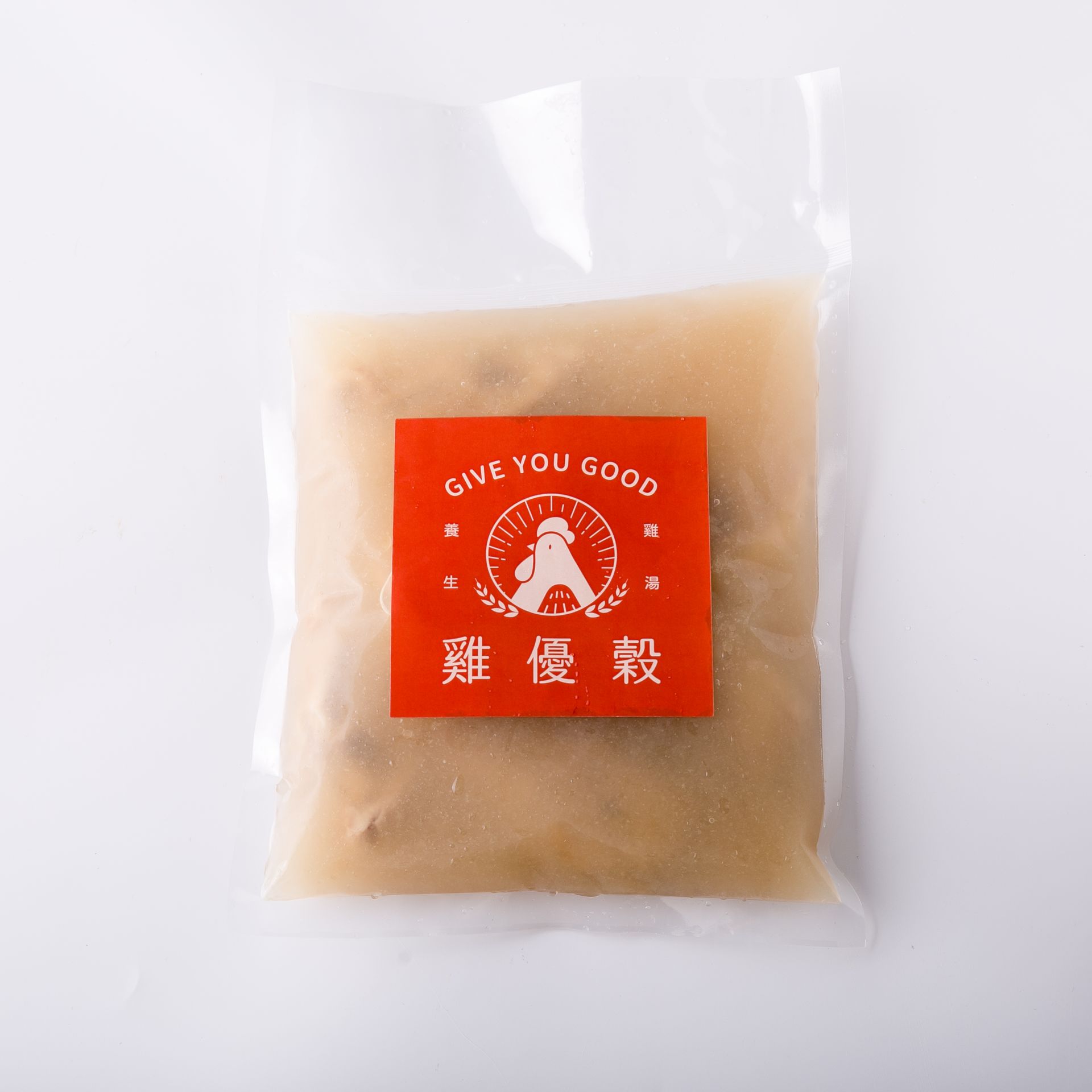 淺色背景上的白色砂鍋菜,盛有馬鈴薯和蘑菇片