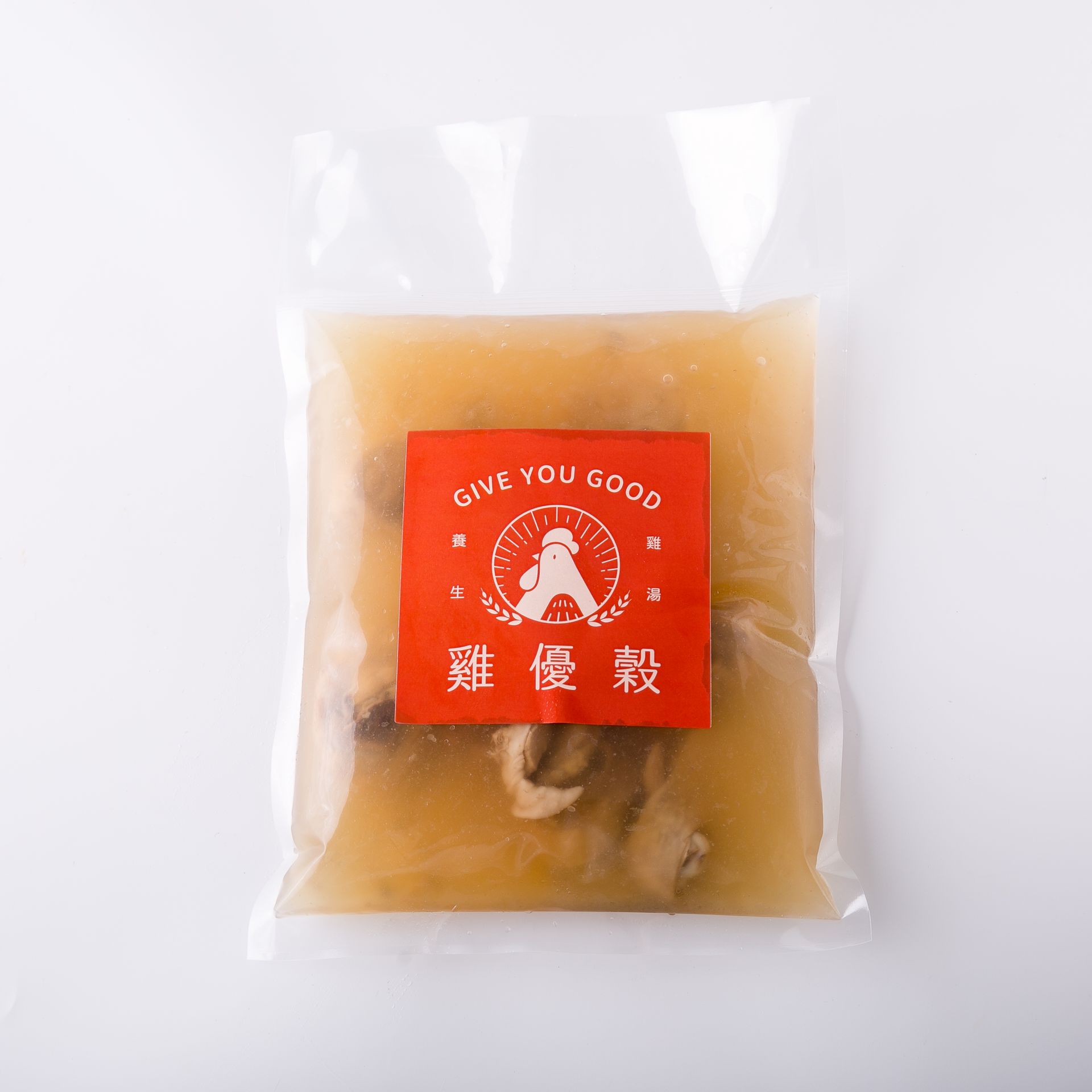 淺色背景上的白色鍋,盛滿熟肉,俯視圖