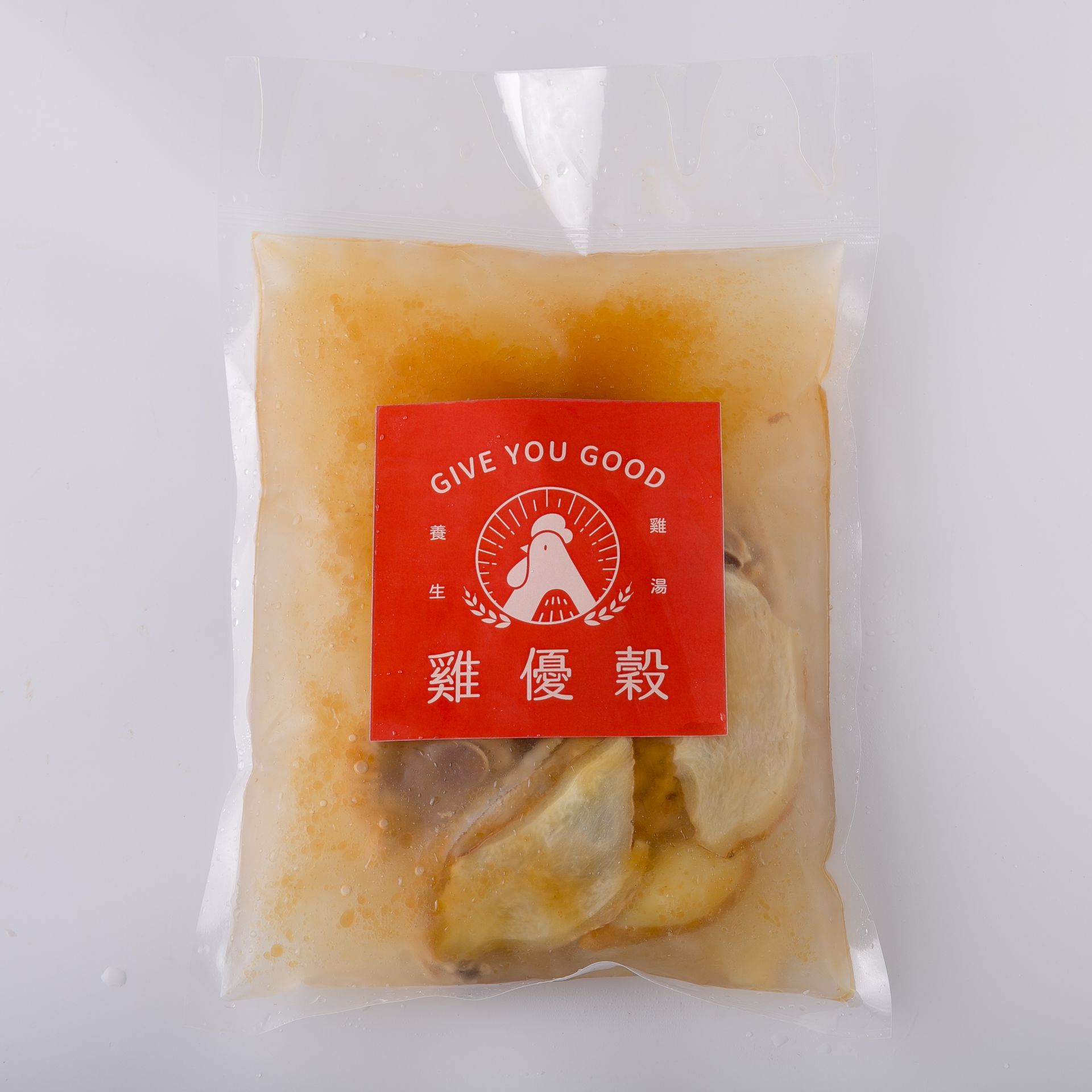 淺色背景上的白色鍋,裡面盛滿了煮熟的肉和黃南瓜,俯視圖