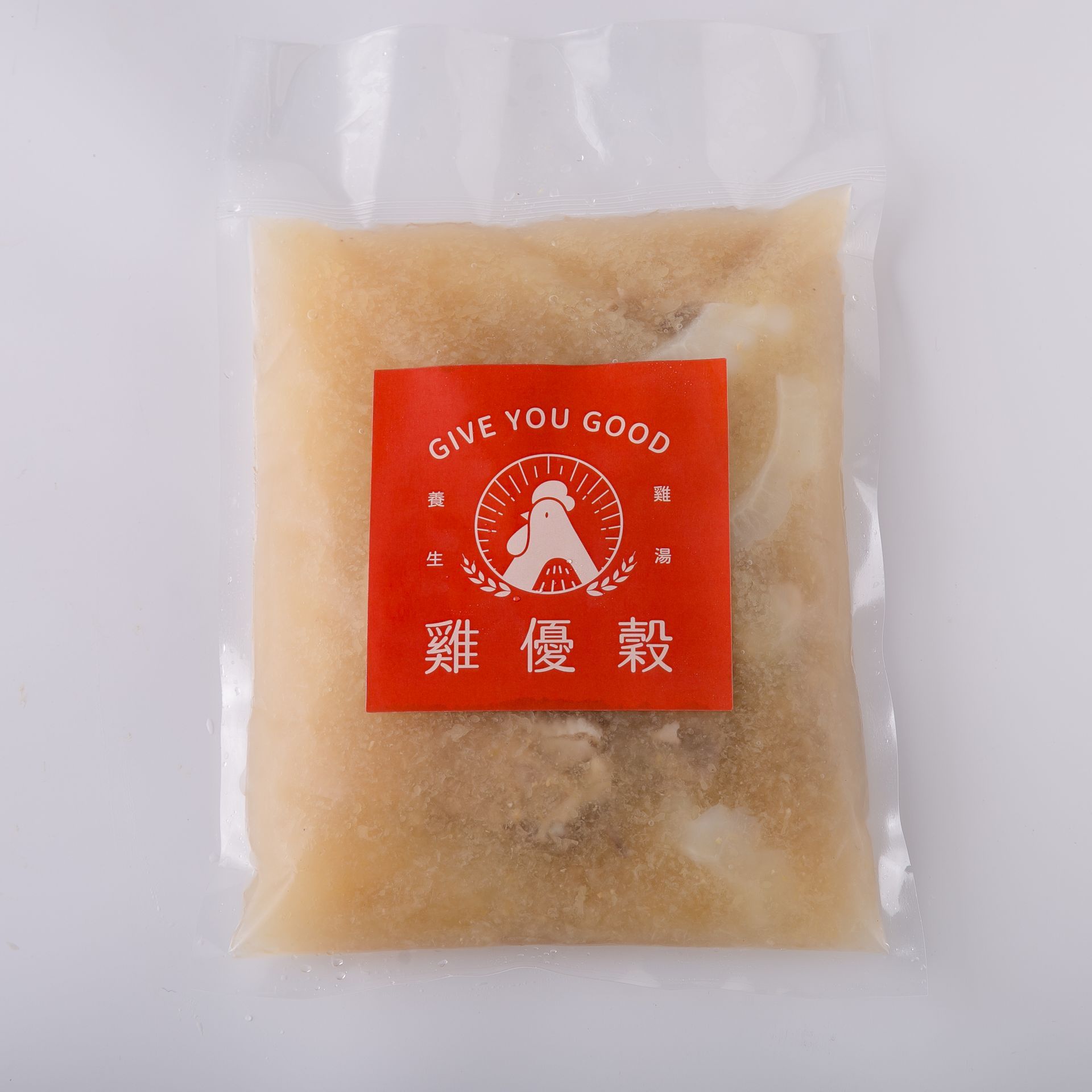 白色背景上的一口鍋,鍋子裡盛著正在煨煮的肉和清湯。
