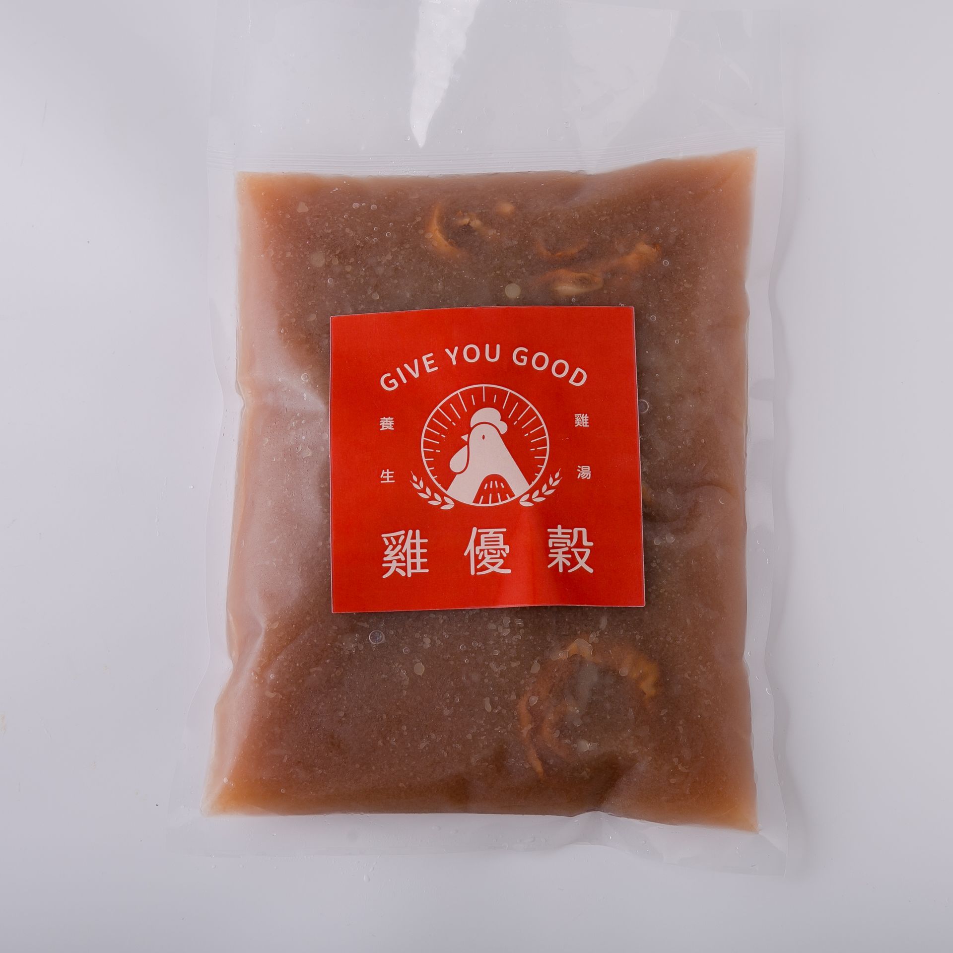 淺色背景上的白色鍋盛滿蘑菇湯的俯視圖