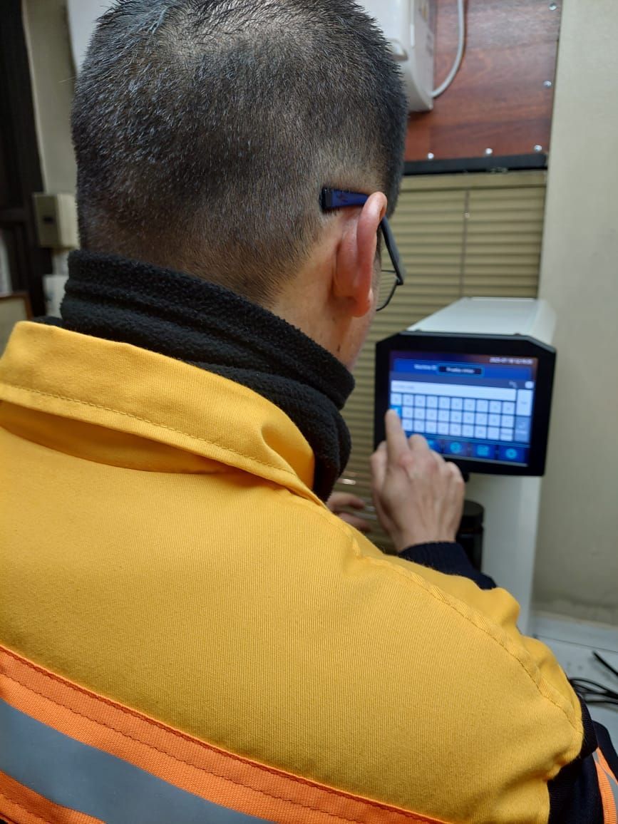 Instrupluss realizando Capacitación de Durómetro de Laboratorio