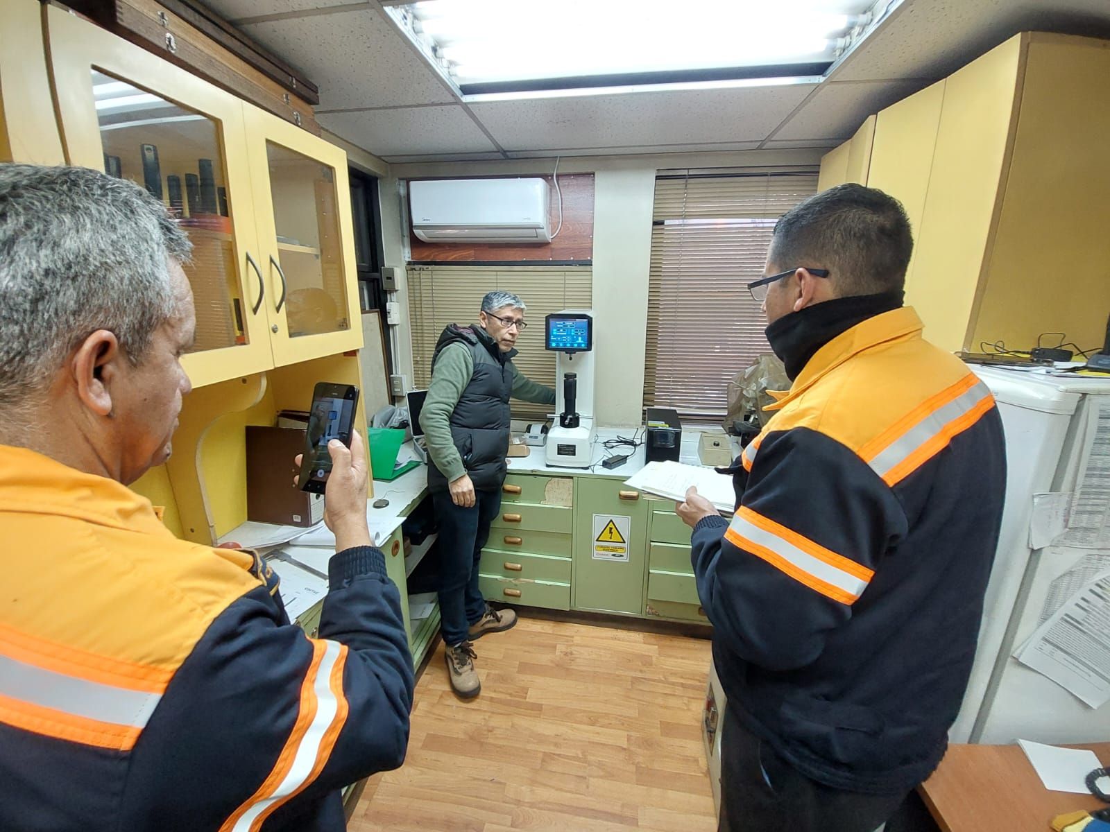 Instrupluss realizando Capacitación de durómetro de Laboratorio,