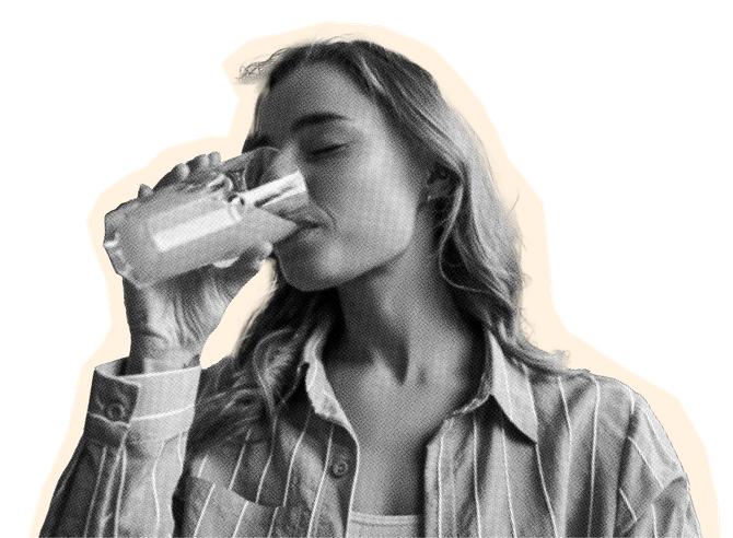 vrouw drinkt sap
