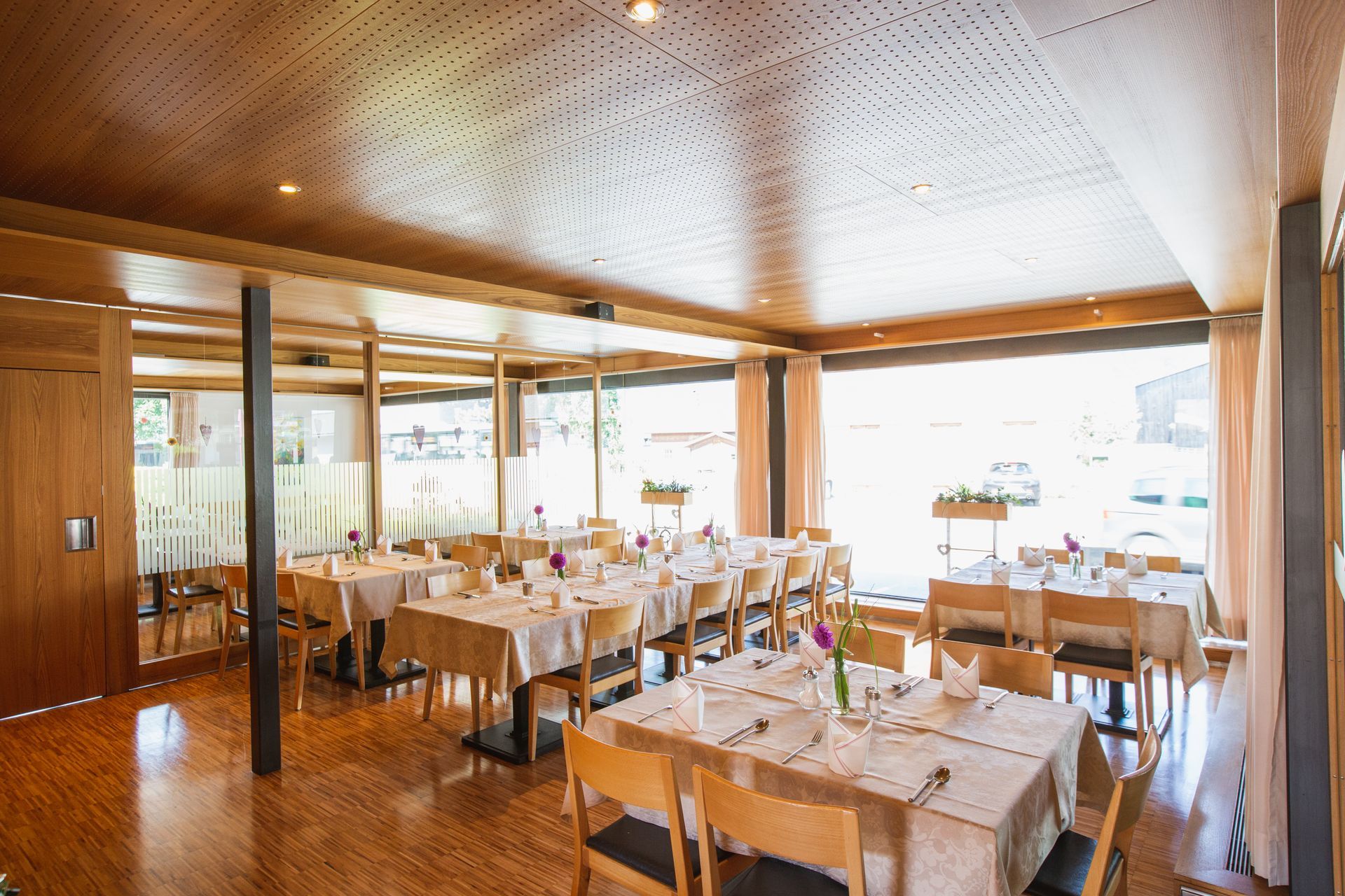 Restaurant mit Tischen und Stühlen und einem großen Fenster