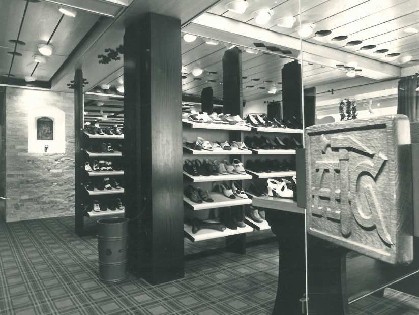 ein Schwarz-Weiß-Foto eines Schuhgeschäfts