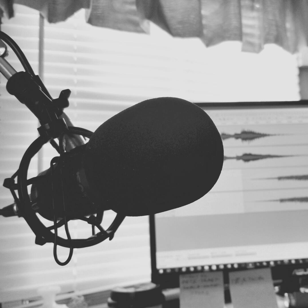 podcast-silhouette-microphone