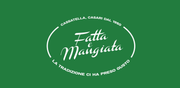 Logo verde con testo ovale bianco recante la scritta “Fatta Mangiata” e slogan italiano intorno.