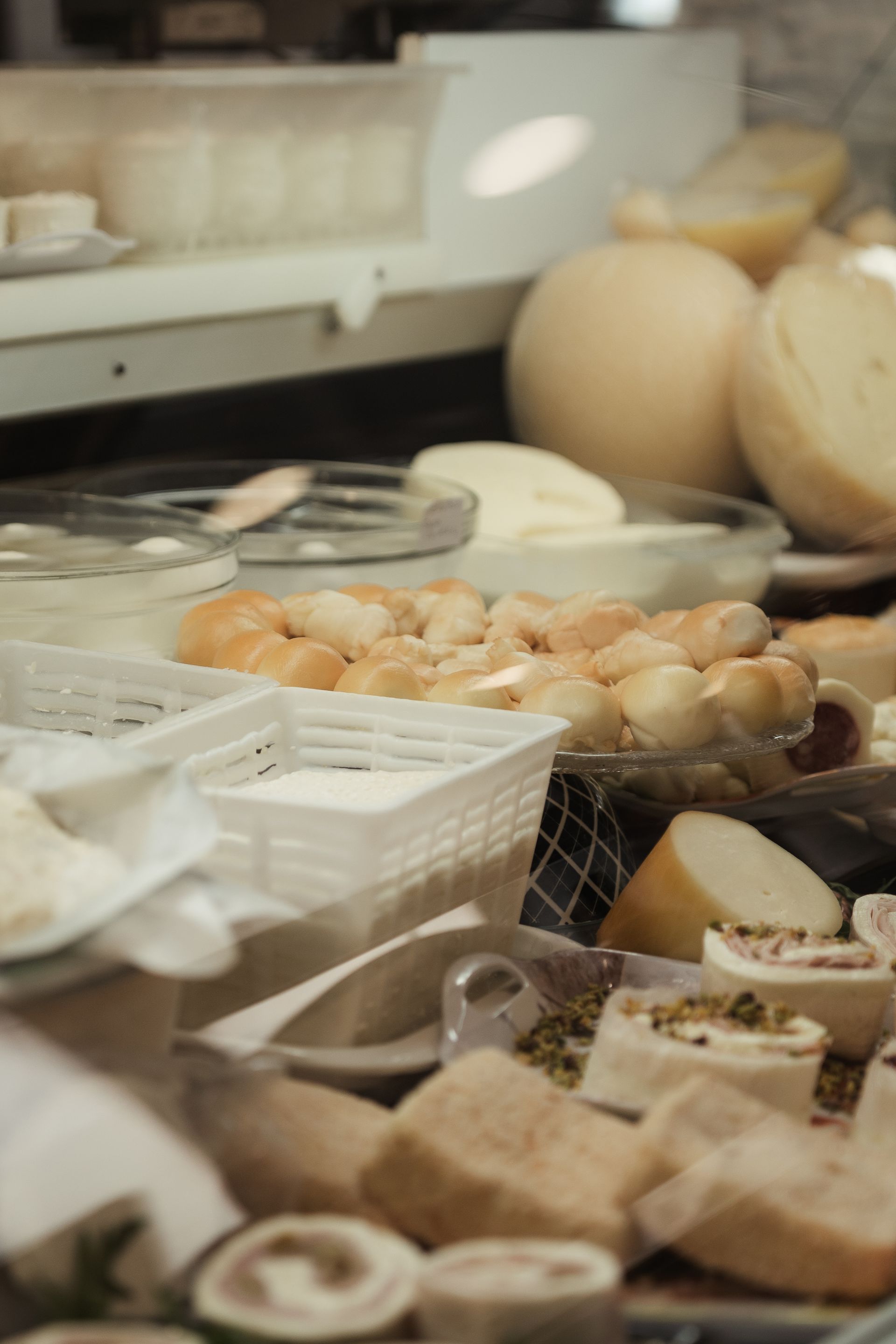 Assortimento di pasticcini e dessert disposti su un tavolo da buffet con ciotole e vassoi.