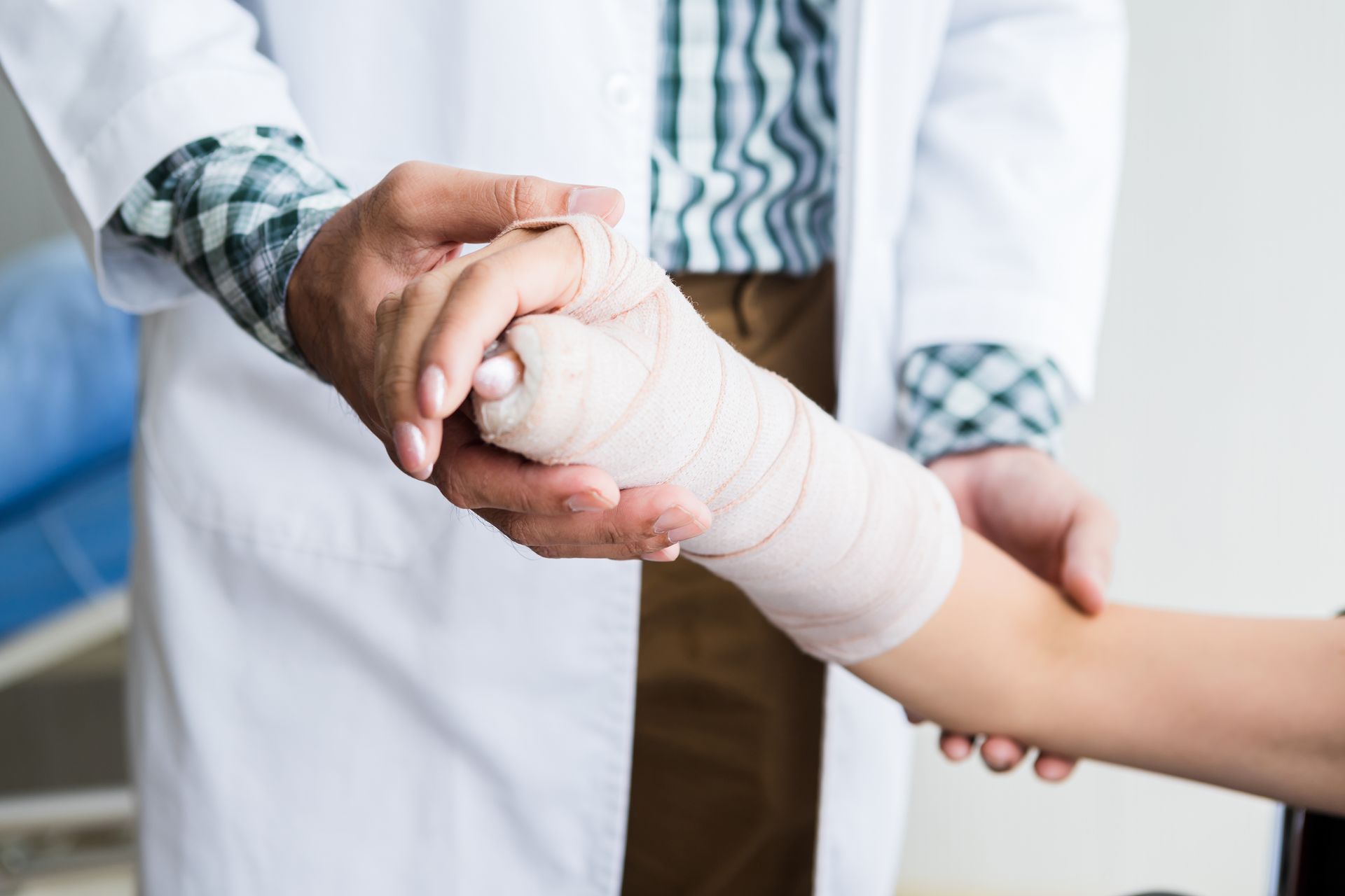 doctor creating a wrist cast urgent ortho auburn opelika al