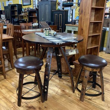 A table and chairs in a room with a sign that says ' ee ' on it