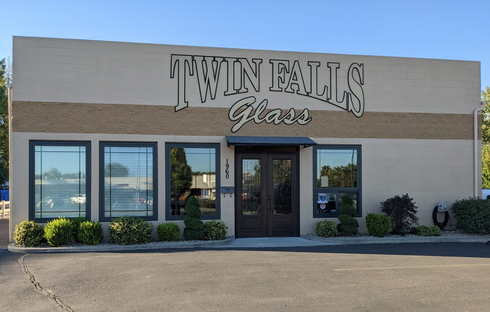A building that says twin falls glass on it