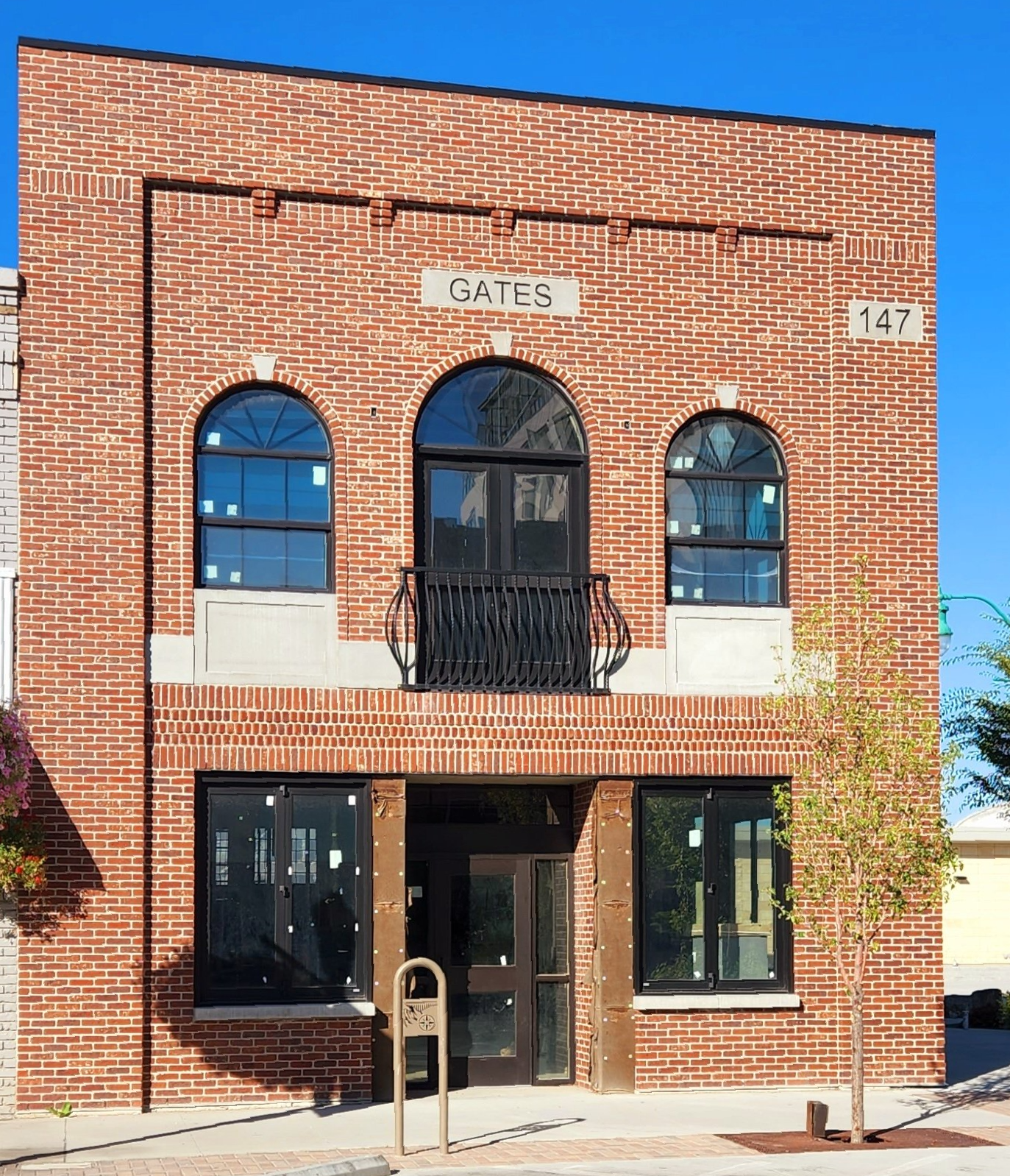 A brick building with the word gates on it