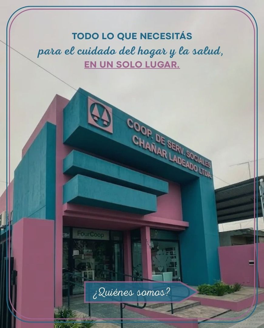 Fachada de una cooperativa de salud rosa y turquesa con letrero “TODO LO QUE NECESITÁS…”