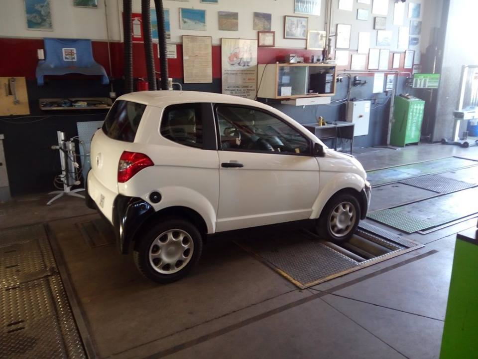 Auto bianca su un ponte sollevatore in officina