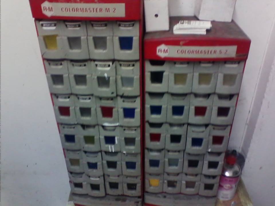 Due dispenser verticali di vernice con l'etichetta