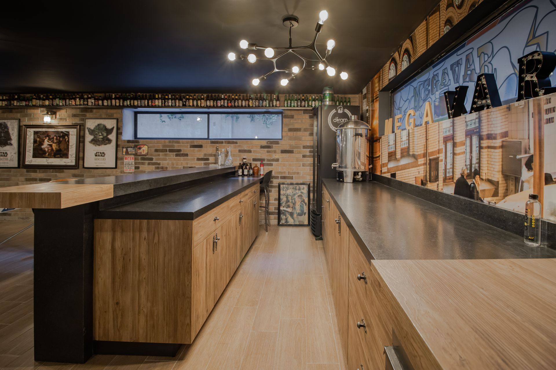 Interior de bar moderno con mostradores de madera, techo negro y lámparas colgantes cálidas.