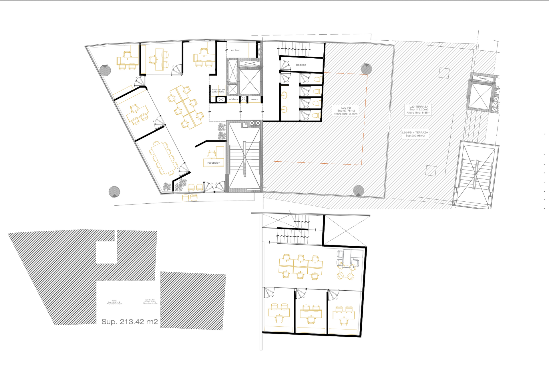 Plano arquitectónico con varias habitaciones, áreas sombreadas y un pequeño diagrama del sitio sobre fondo blanco.