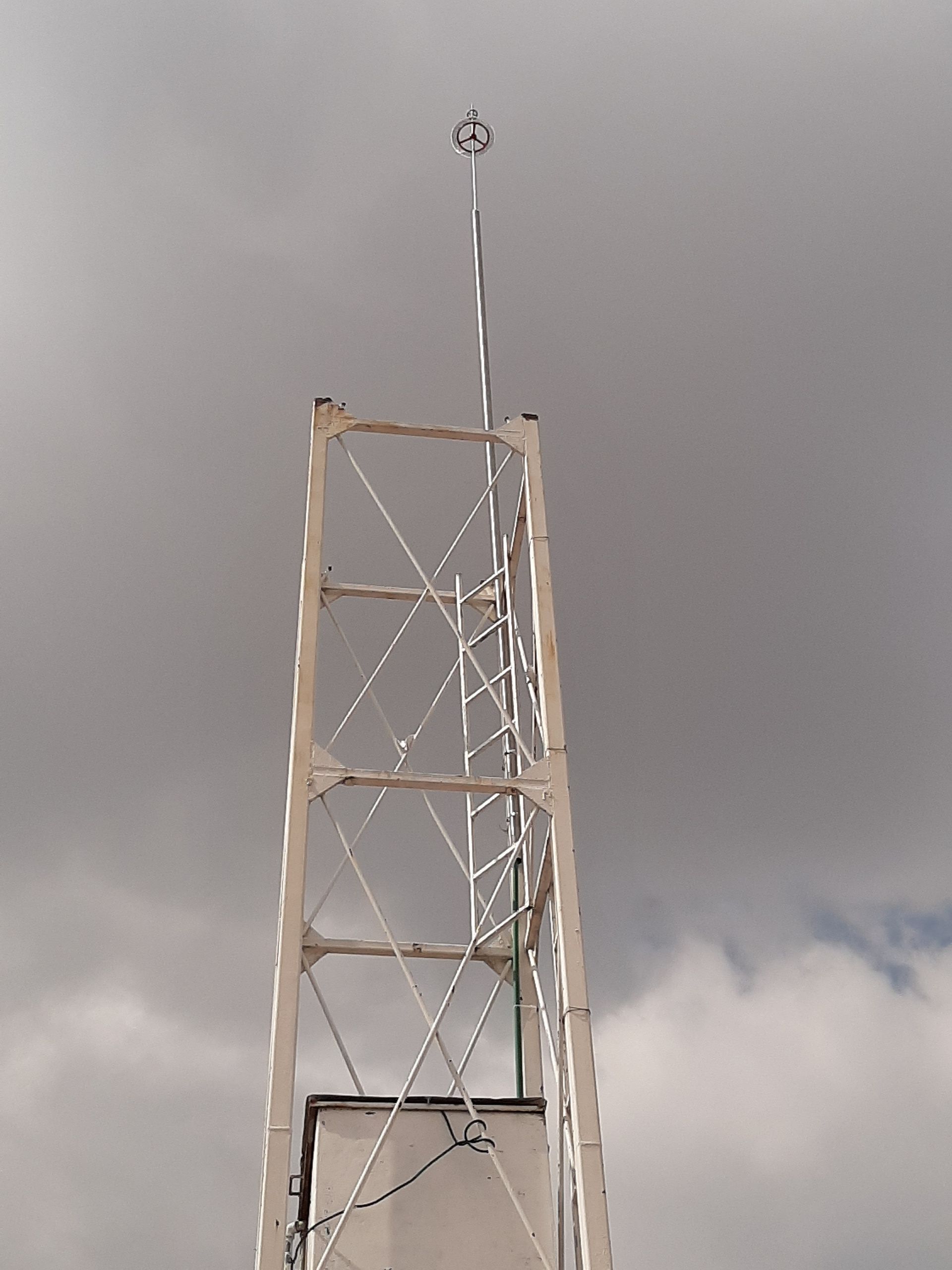 Una torre muy alta con un cielo nublado al fondo