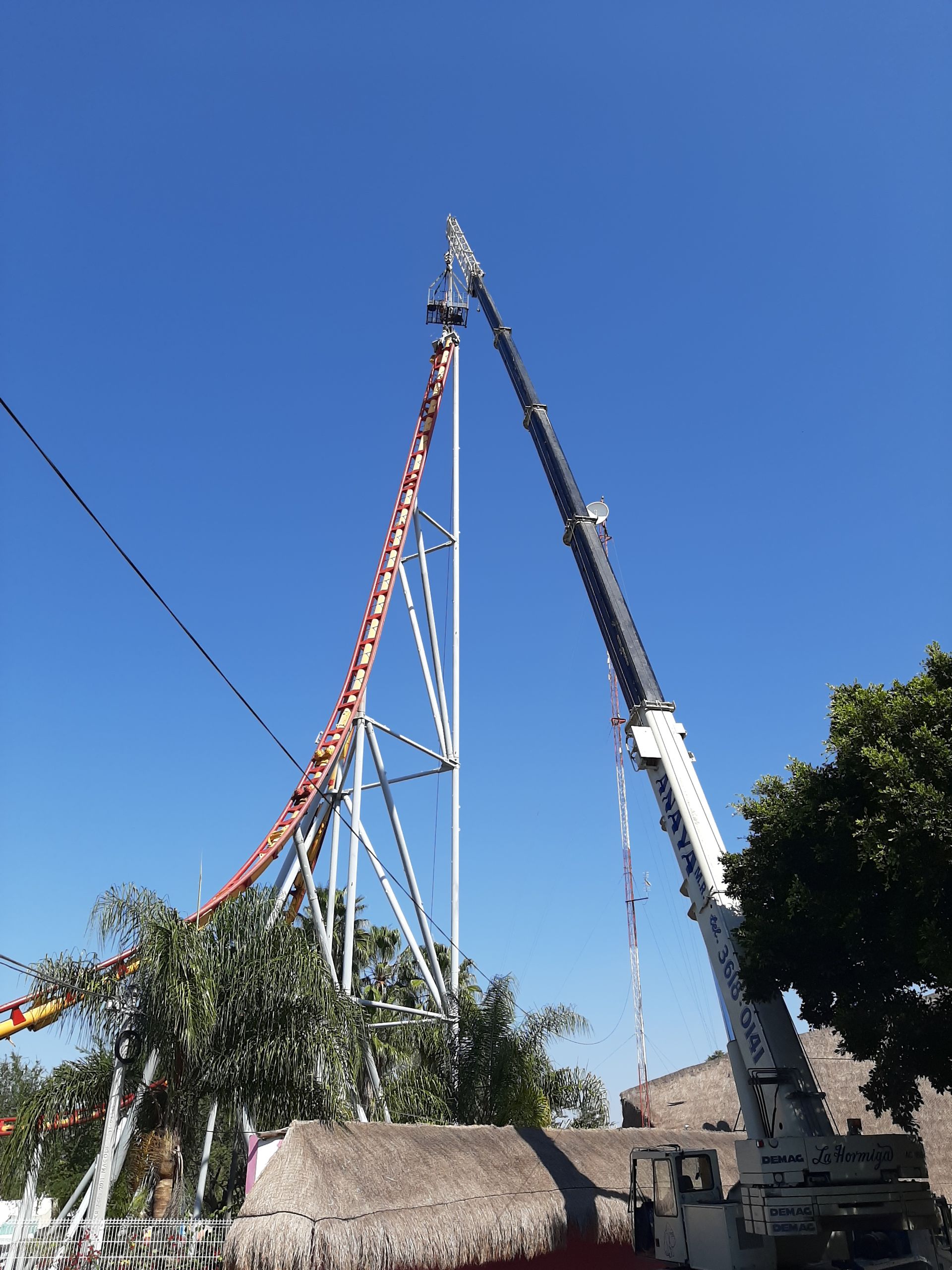 Una grúa está construyendo una montaña rusa.