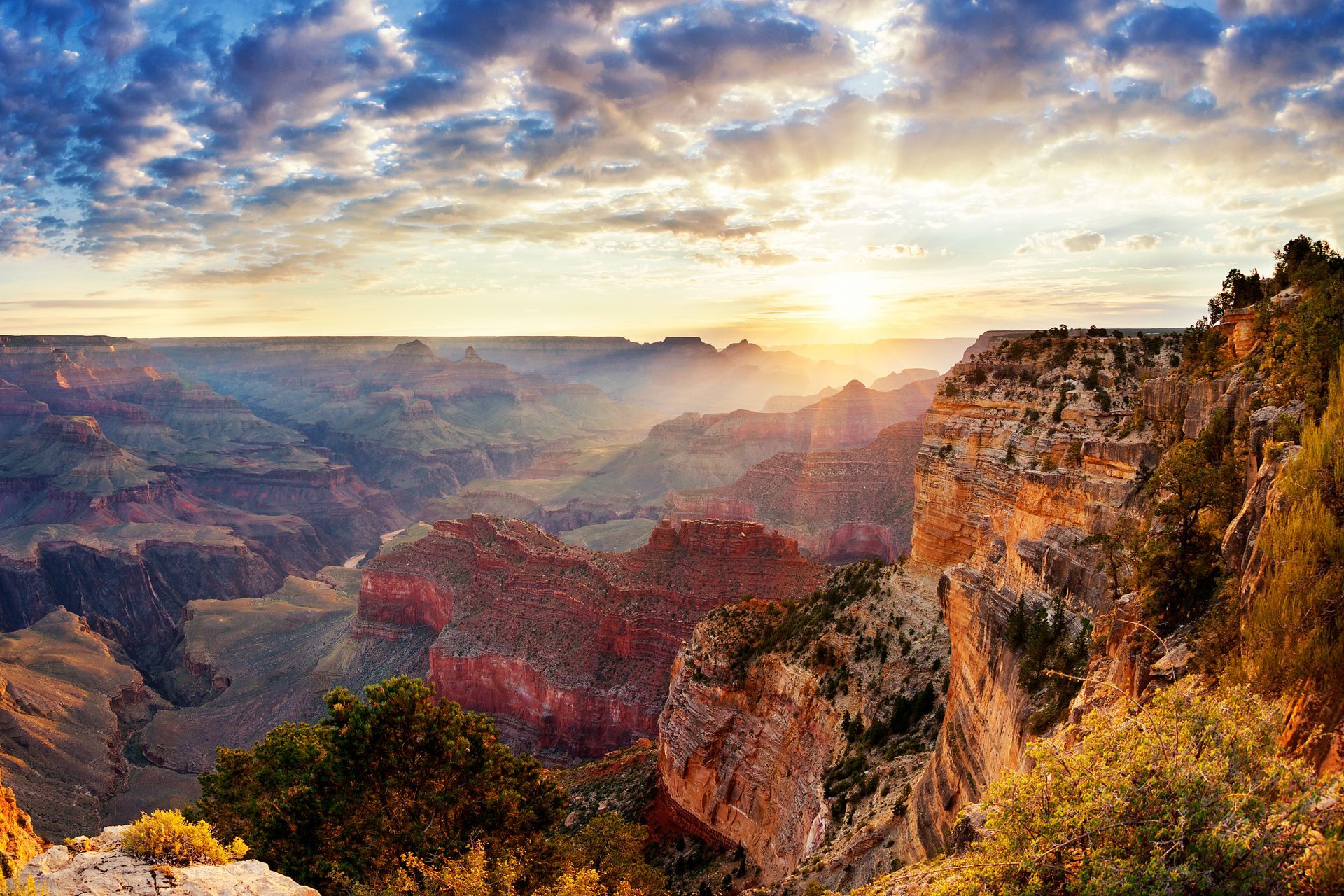 The sun is setting over the grand canyon.