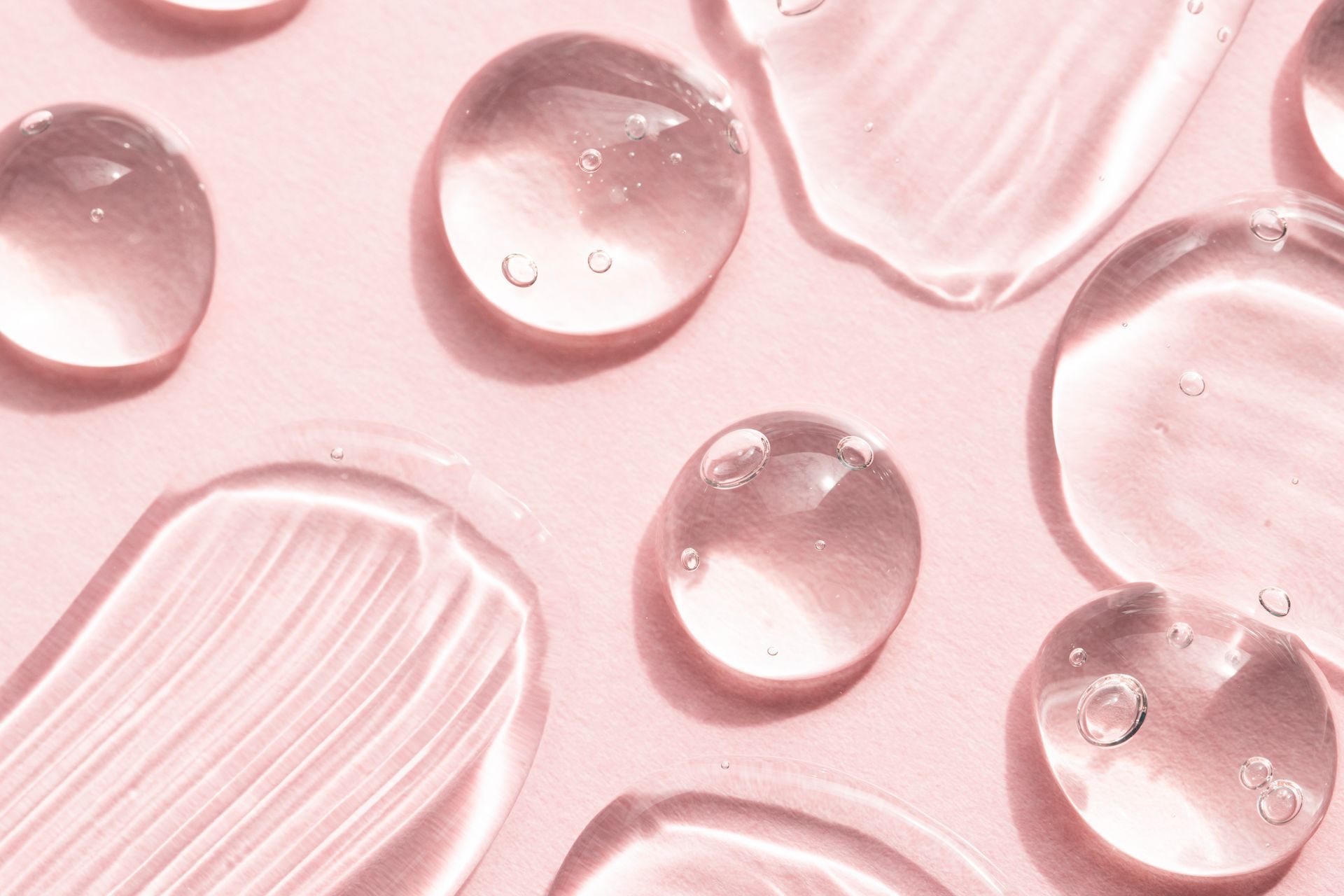 Eine Nahaufnahme eines rosa Gels auf einer rosa Oberfläche.
