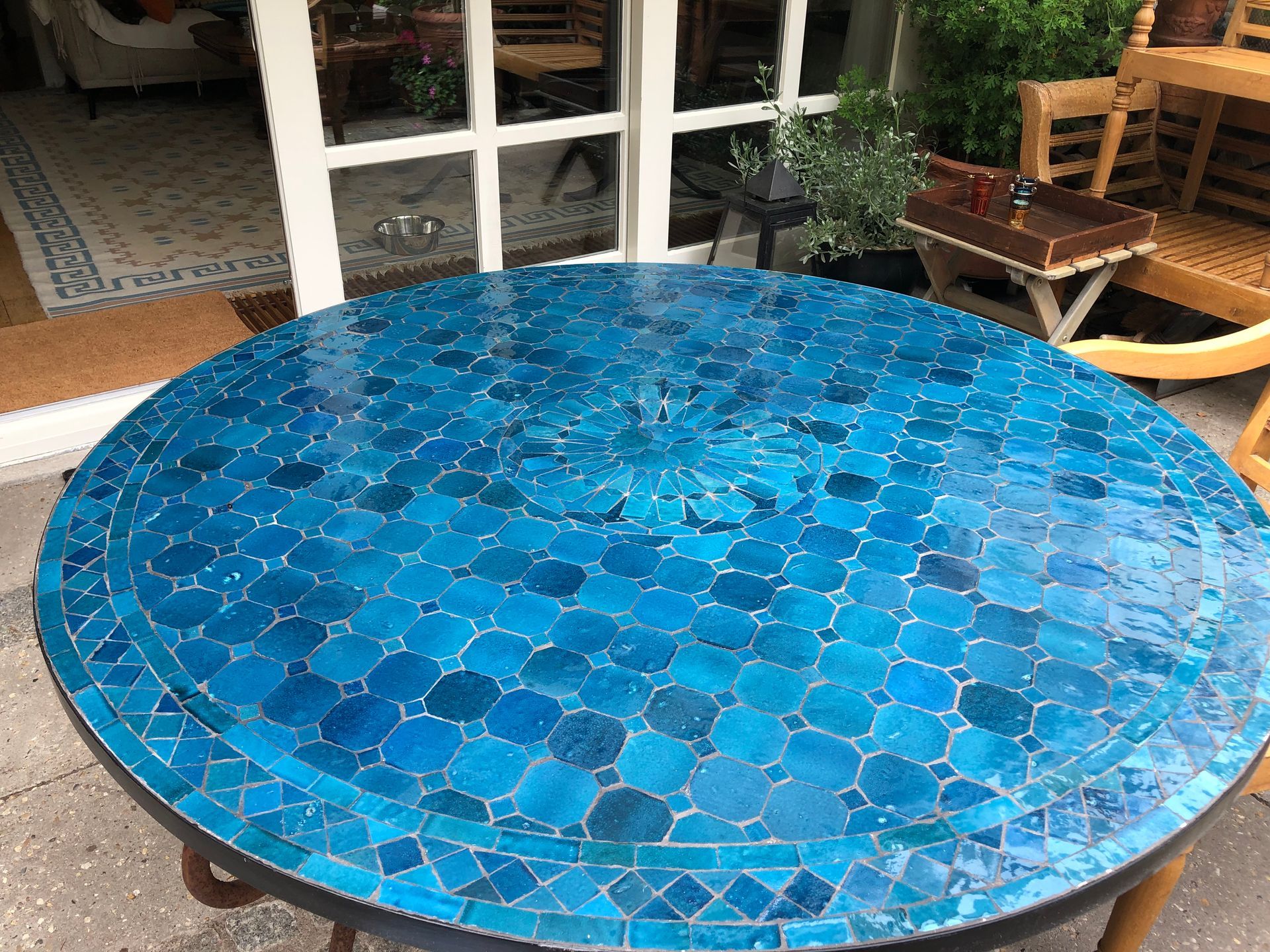 Ronde Marokkaanse mozaiek tafel van blauwe mozaïektegels voor buiten.