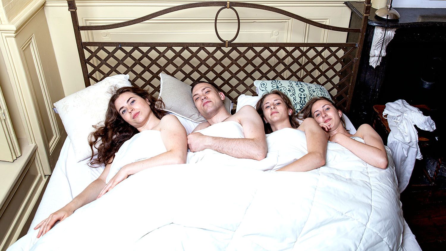 Broer met zussen in één bed