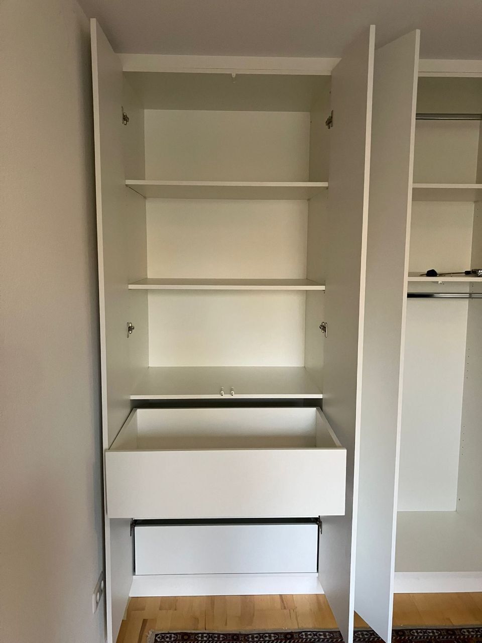 wit houten kast met lades en planken maatwerk op aanvraag van klant noord nederland houten kleding kast wit