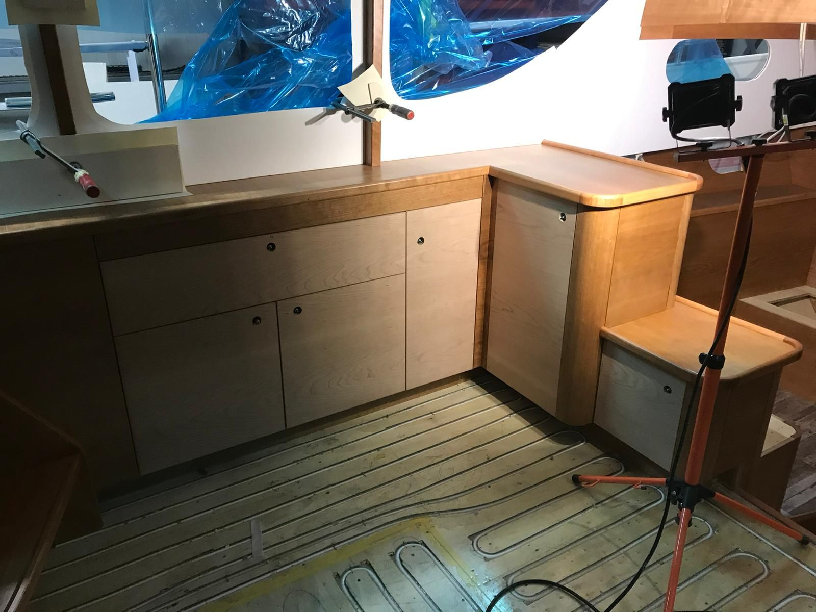verwarmde vloeren met vloer verwarming onder HPL houten vloeren op een jacht boot cruiser met houten kasten en afwerking