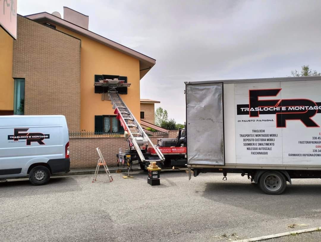Un camion con la lettera f sopra è parcheggiato davanti a un edificio