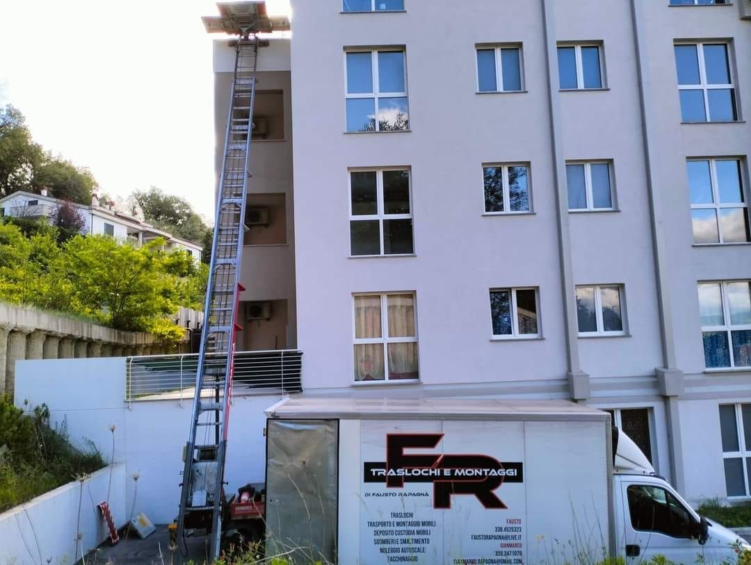 Un camion con la lettera f sopra è parcheggiato davanti a un edificio