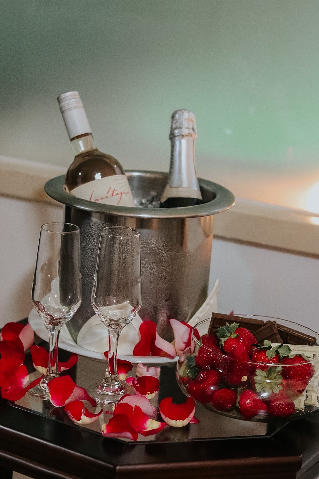 Um balde de gelo com duas garrafas de vinho dentro