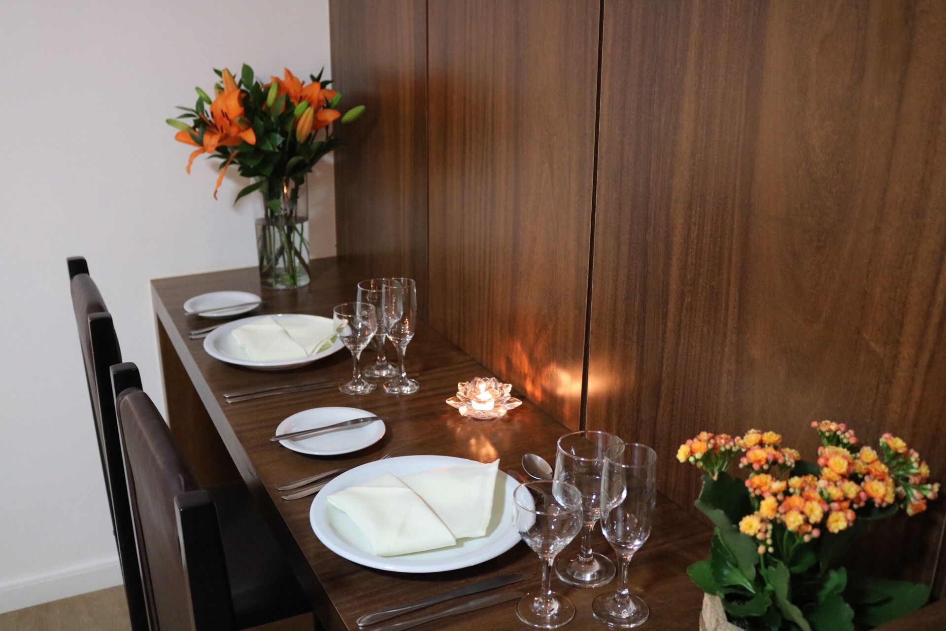 Uma mesa com pratos, copos e flores sobre ela