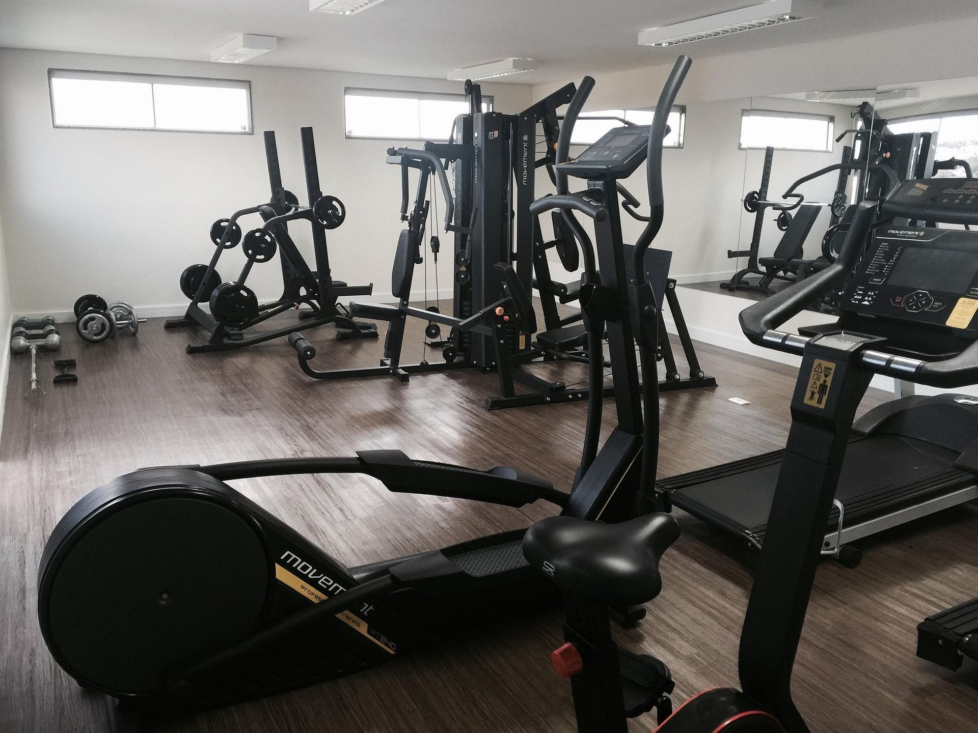 Há muitos tipos diferentes de equipamentos de exercícios nesta academia.