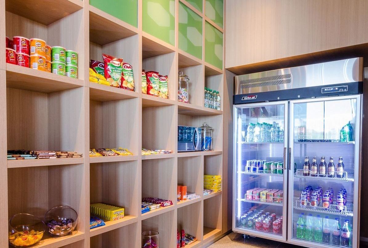 Una tienda llena de mucha comida y bebida.