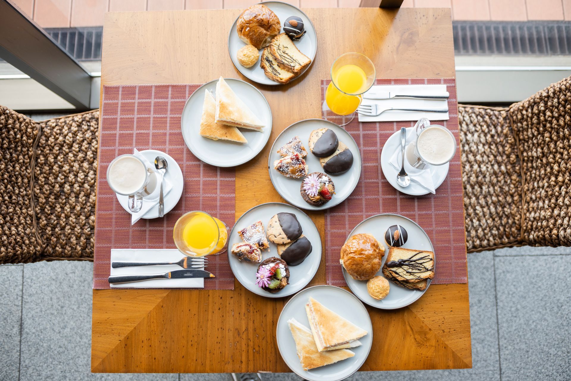 Una mesa cubierta con platos de comida y bebidas.