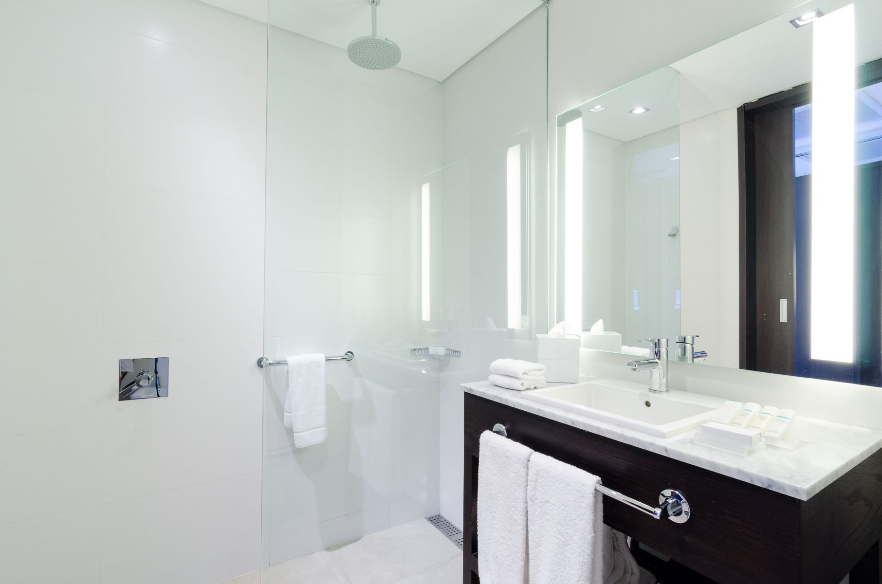 Un baño con lavabo y plato de ducha.