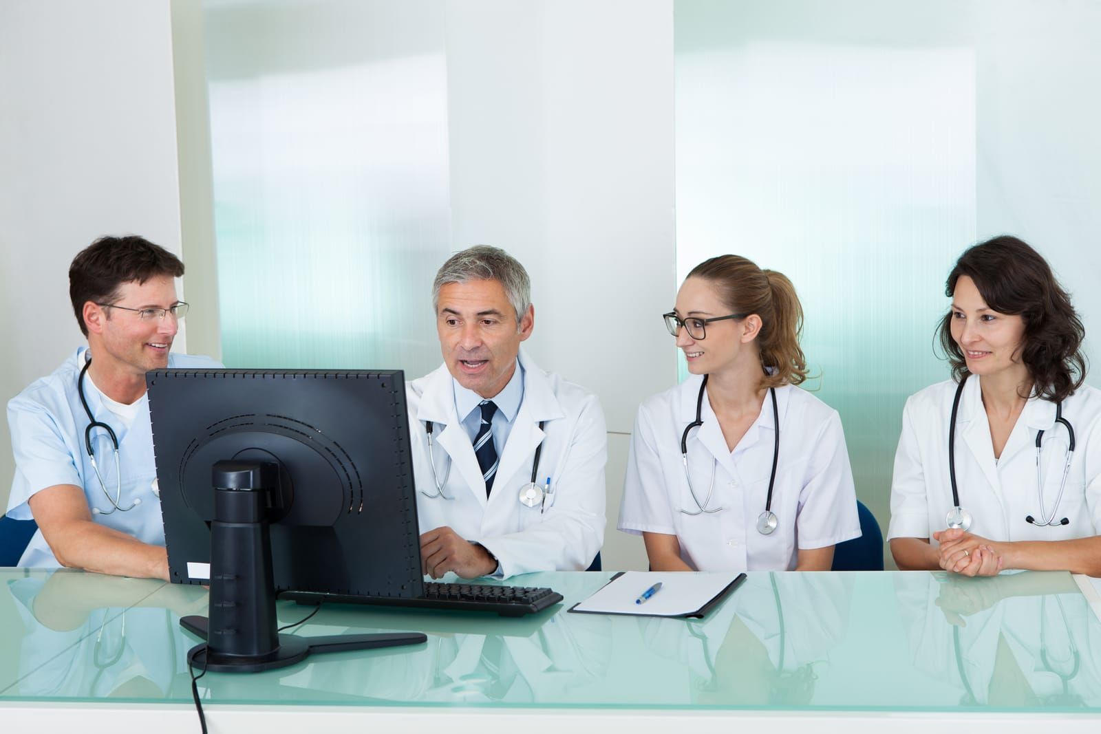 doctors discussing how AI helps
