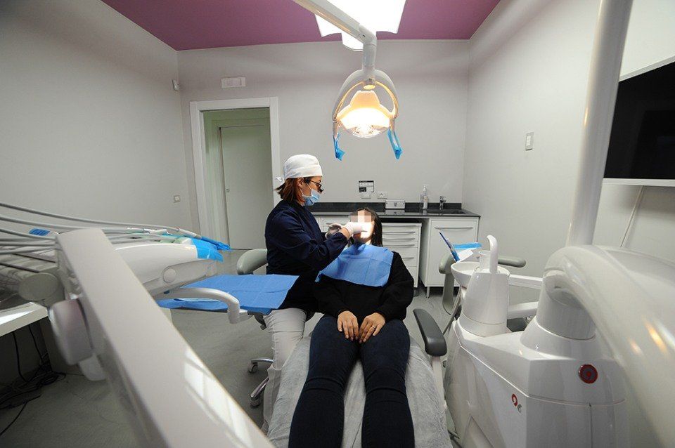 Un dentista esamina la bocca di un paziente in uno studio dentistico moderno.