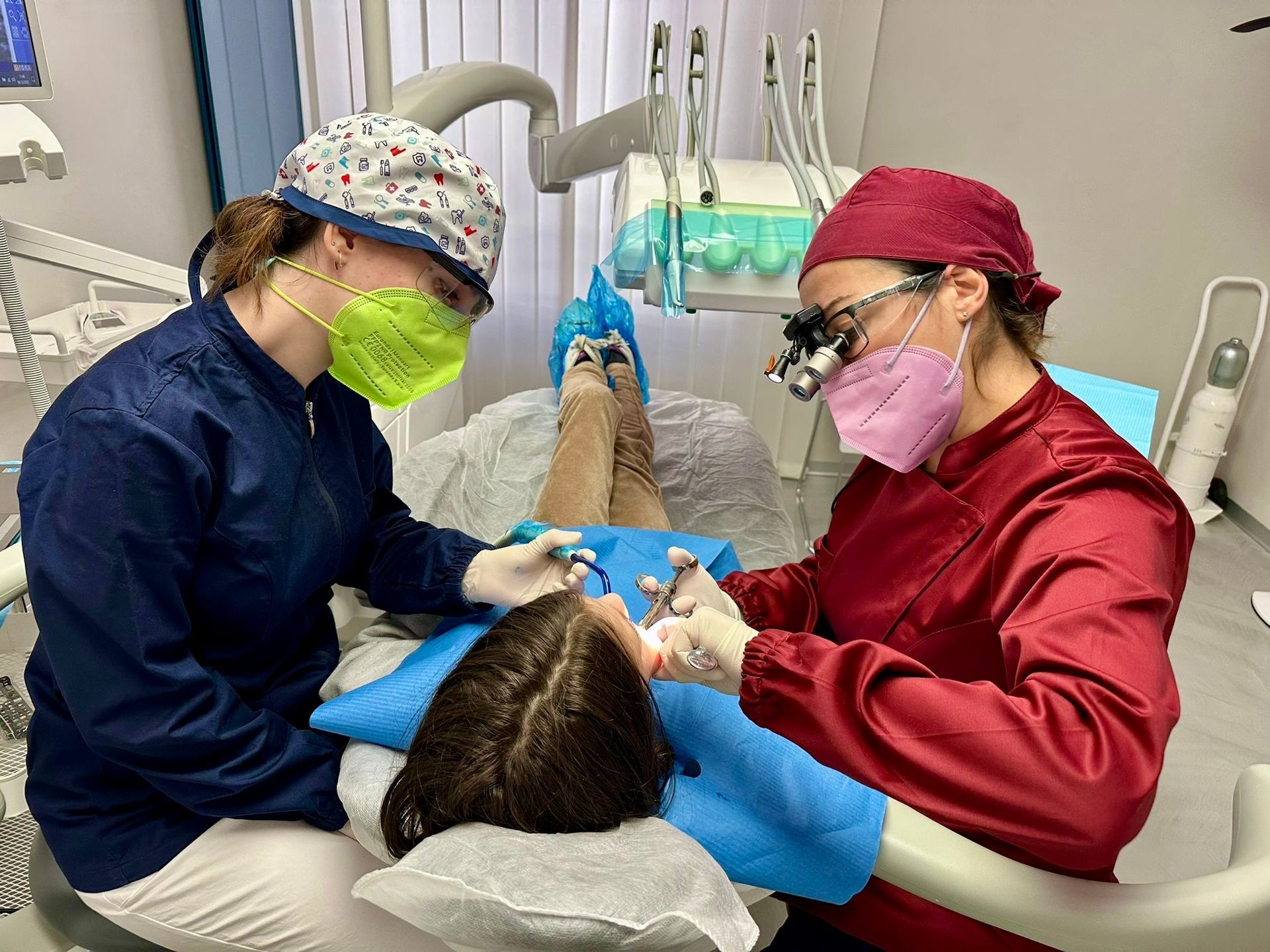 Due dentisti eseguono una procedura su un paziente in una clinica odontoiatrica.