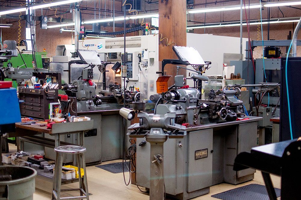A factory filled with lots of machinery including a machine that says ' gd ' on it