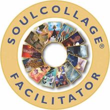 Logo circolare di SoulCollage Facilitator con anello dorato e centro con collage di foto colorate.