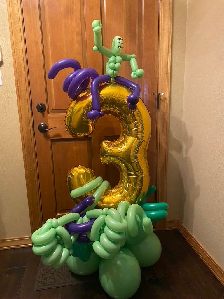 A bunch of balloons are sitting on top of each other in a room.