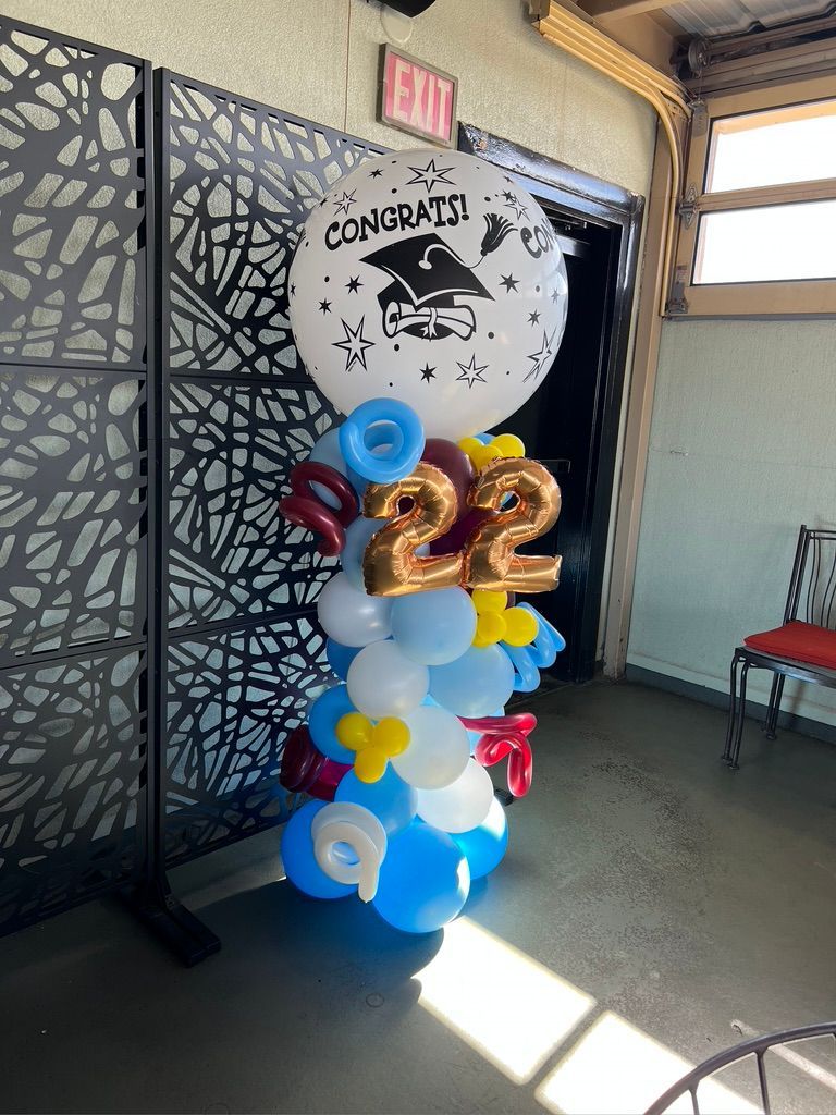 A balloon tower with a graduation cap and the number 22 on it.