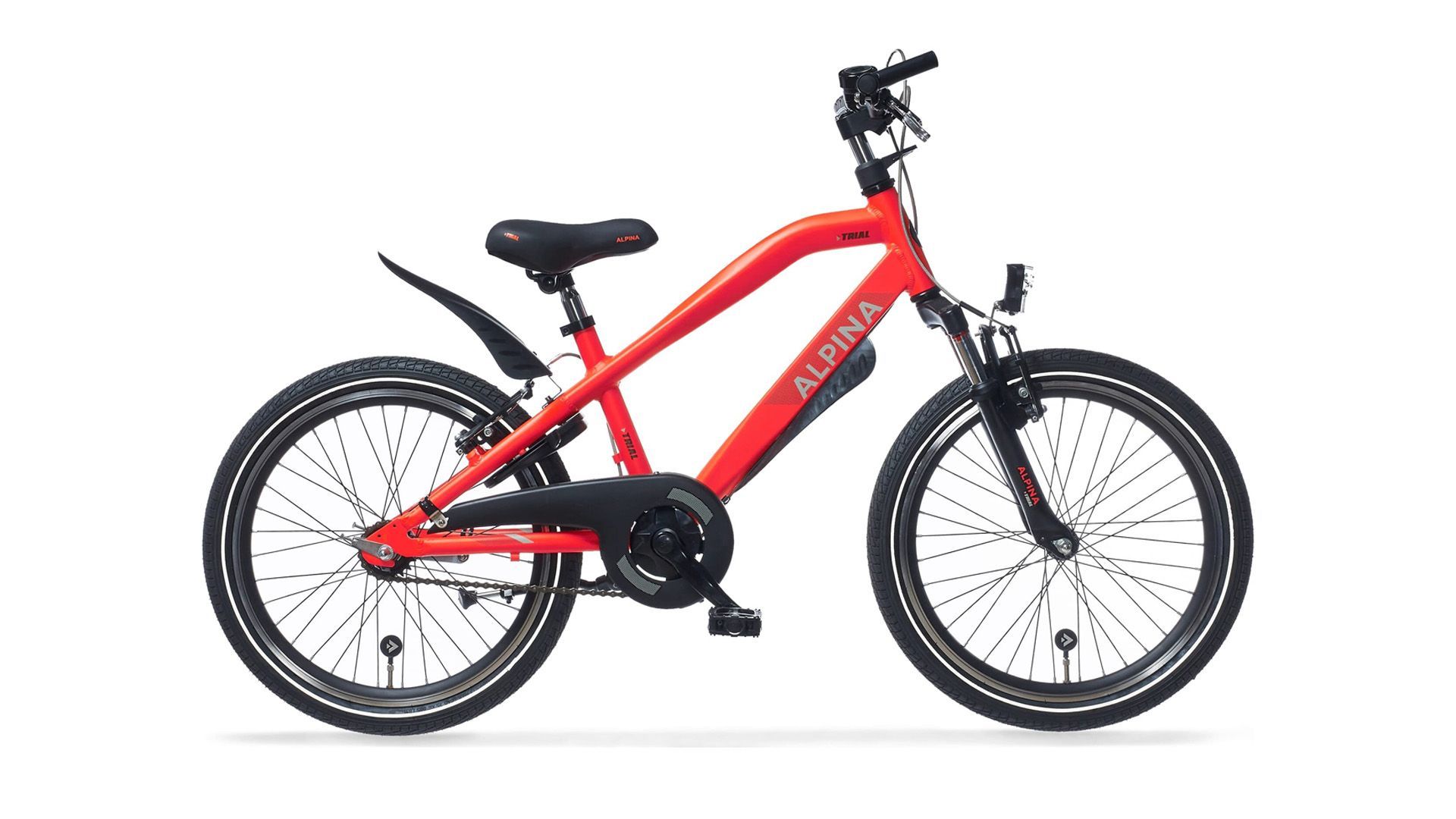 Een rode fiets van Alpine staat op een witte ondergrond.