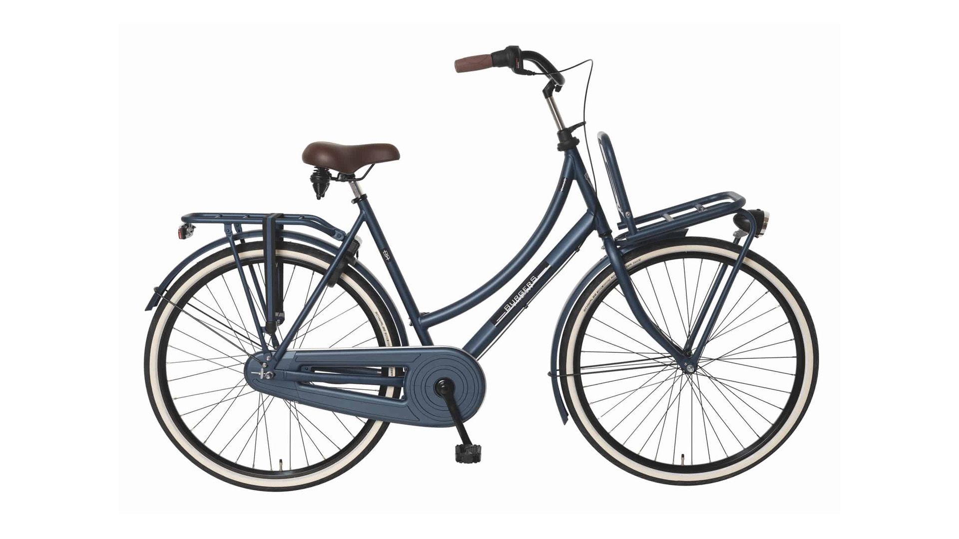 Een blauwe fiets van Burgers met een mandje achterop staat op een witte achtergrond.