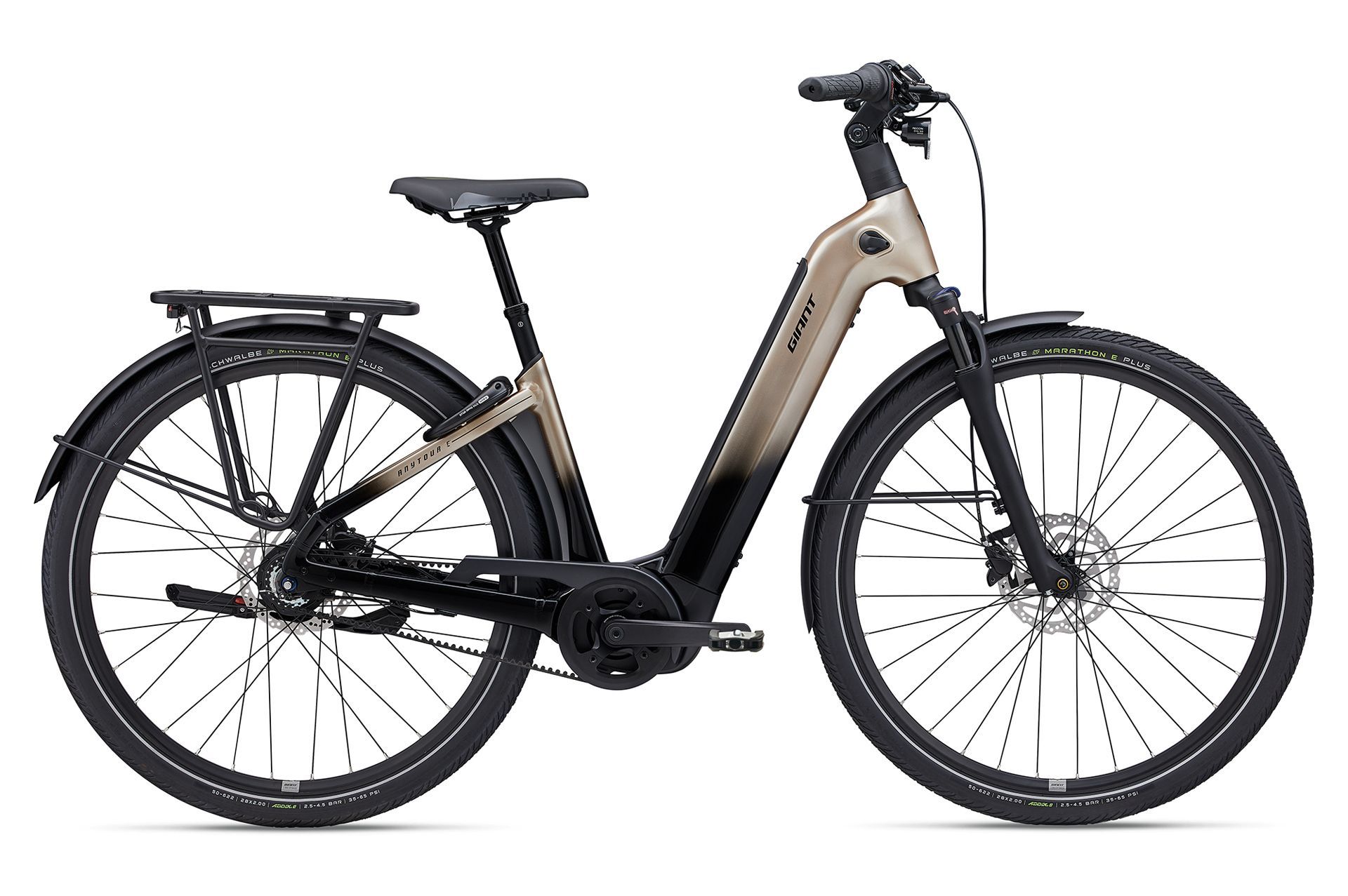 Een oranje elektrische fiets van Giant met een zwarte motor op een witte achtergrond.