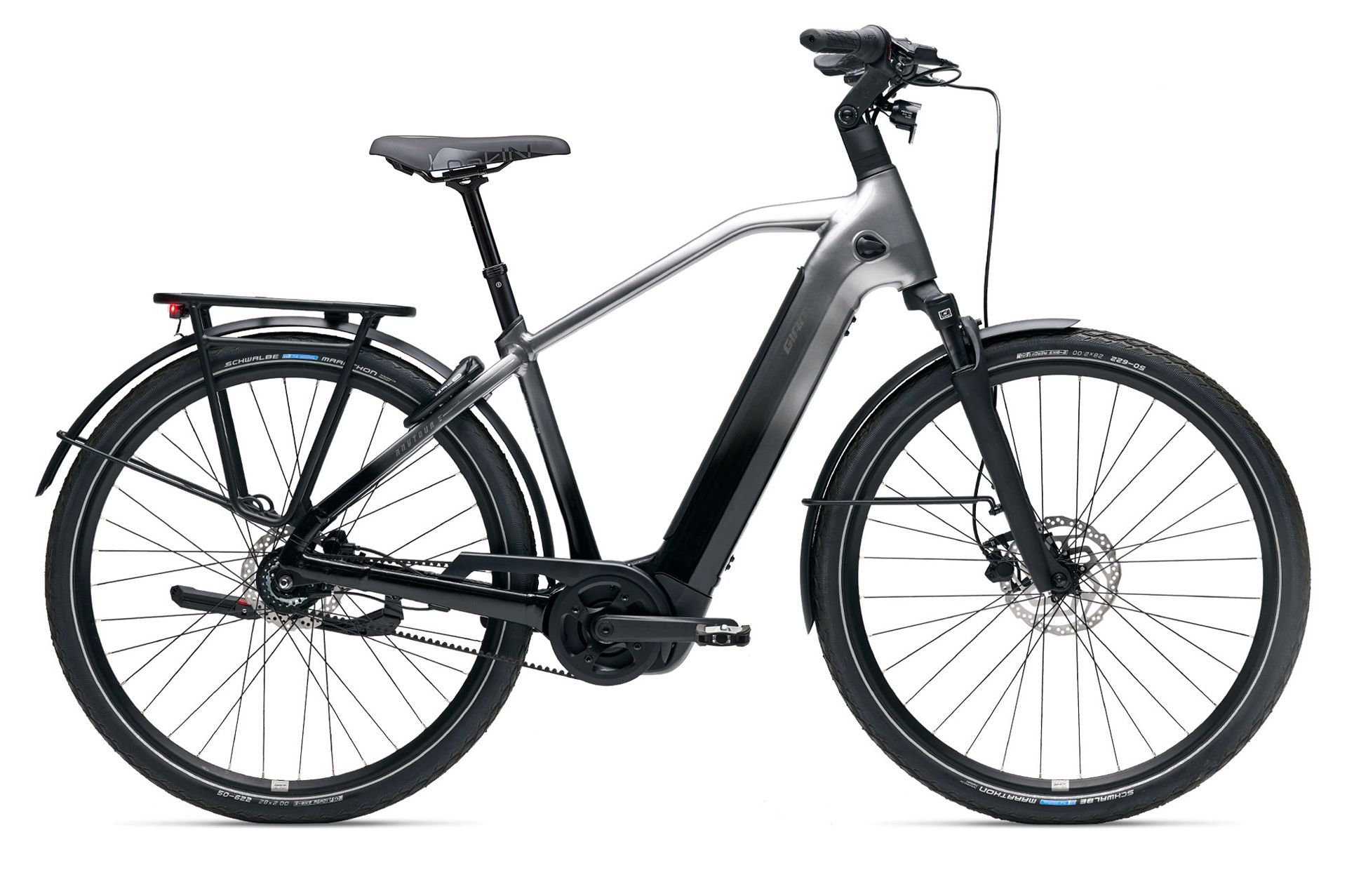 Een grijze elektrische fiets van Giant staat op een witte ondergrond.
